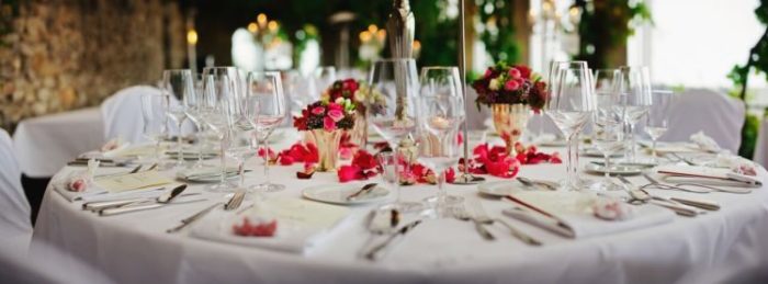 Une table de mariage dressée et décorée