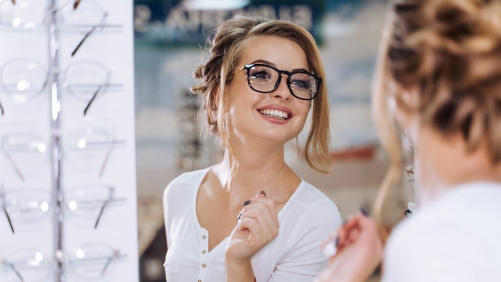 Femme portant des lunettes de vue