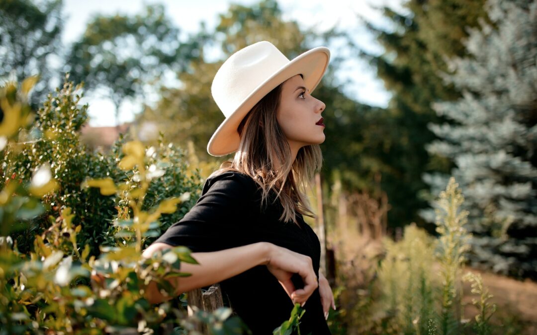 Chapeau et collier imposant: une association à éviter pour ne pas en faire trop