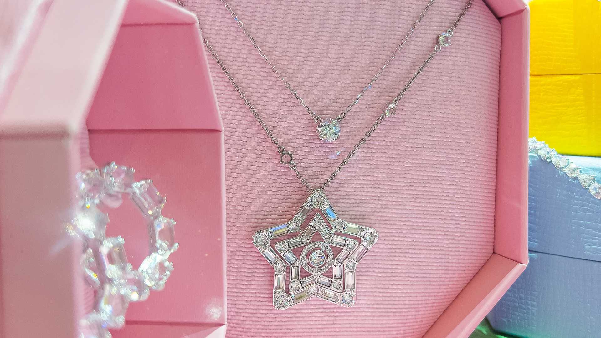 Comment les bijoux Swarovski réinventent l&rsquo;éclat du cristal